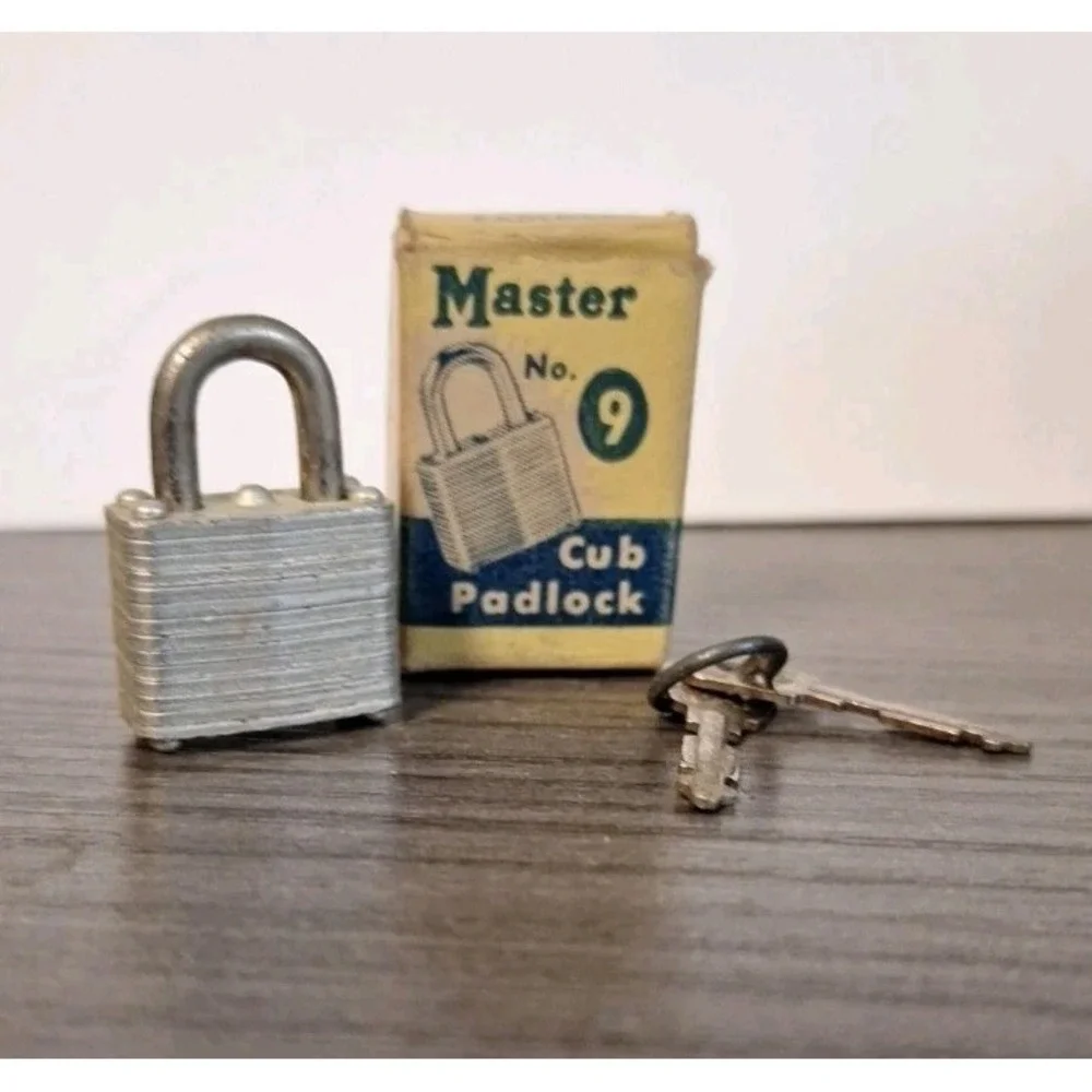 VINTAGE Master No. 9 Tiny Padlock Original Box 2 Keys Lock World's Finest USA